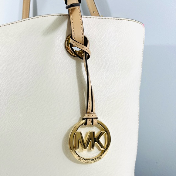 Michael Kors Jet Set Bucket Tote Bag - Picture 5 of 16